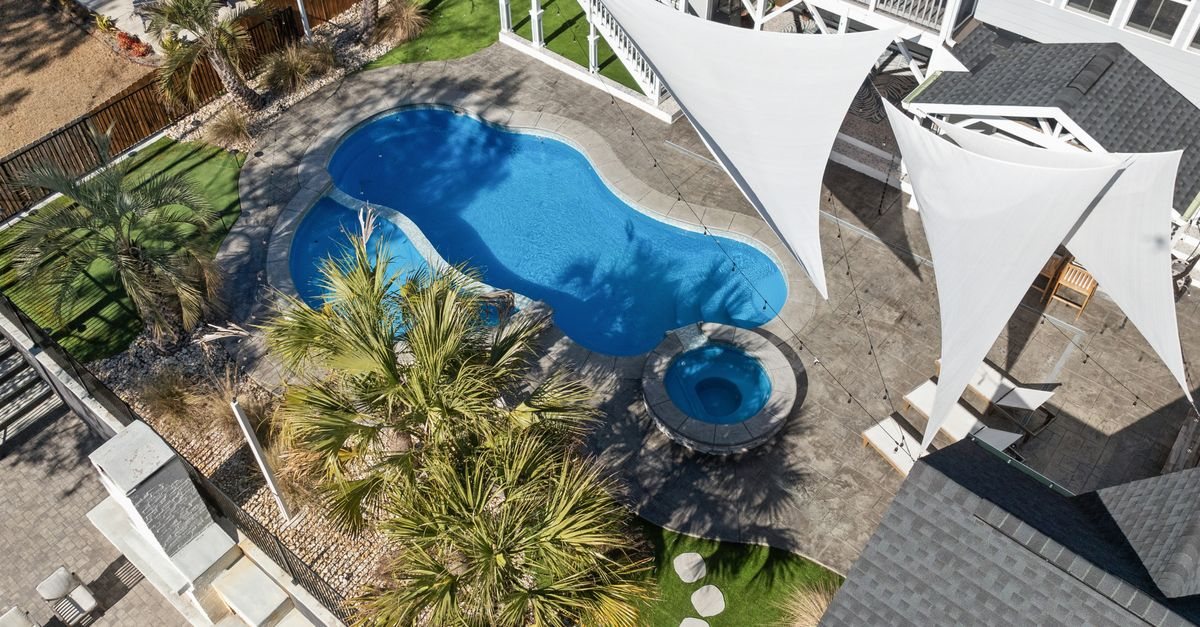 Piscine lagon vue aérienne avec bassin bleu pour devis de construction piscine